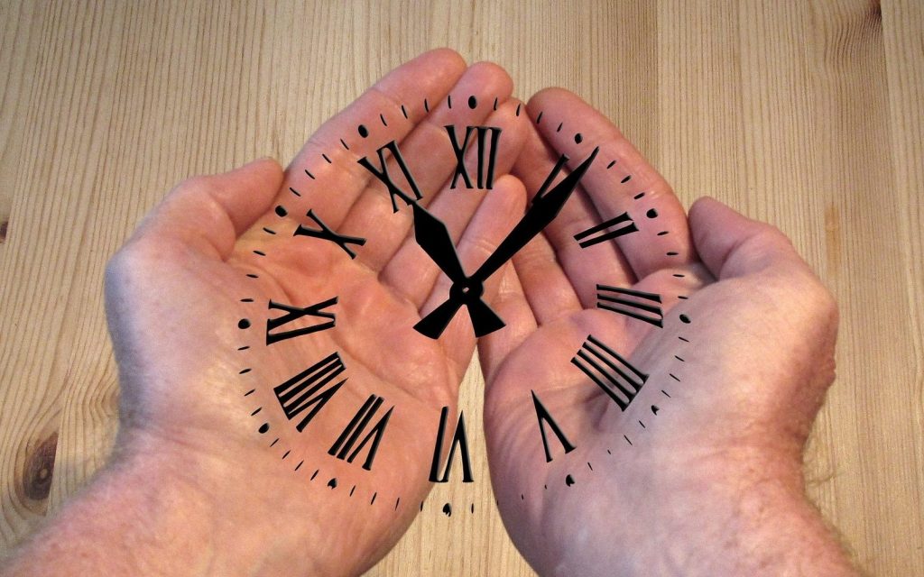zusammengehaltene Hände mit Uhr auf den Händen